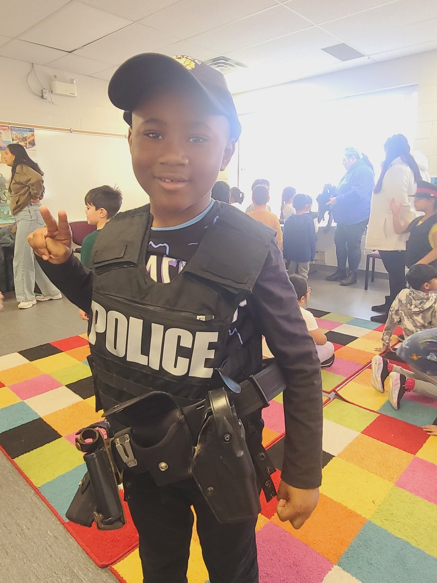 StPhilipDPCDSB's tweet photo. Today, our Gr.1/2 Ss enjoyed an amazing trip to @PRPVillage and learned a lot about our community helpers and how to use and 📞 911. Thank you officer Toni! #futurecommunityhelpers https://t.co/N6s6g8NcMp