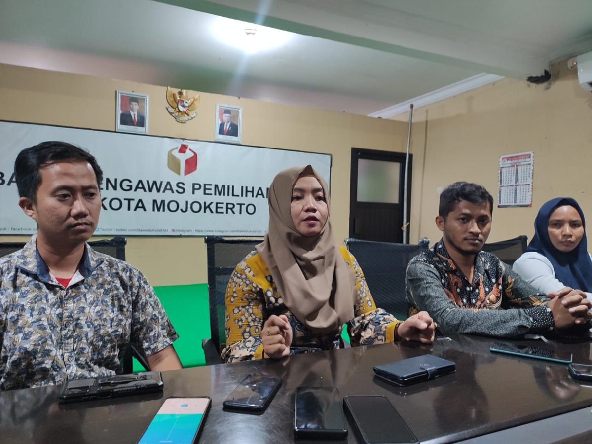InilahMojokerto's tweet photo. Ketua Bawaslu Kota Mojokerto Minta Panwascam, PKD, dan Staf Sekretariat Batal Mundur 
https://t.co/QwRQF2R9LH
#BawasluKotaMojokerto #Panwascam #pemilu2024 #panwaslu #Pilpres2024 #capres @BawasluKotaMjkt https://t.co/0OCfosNdNs