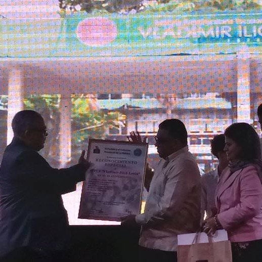 torres_iribar's tweet photo. En nombre del Comité Provincial del @PartidoPCC y @gobhabana en #LaHabanaDeTodos , entregamos Diploma de Reconocimiento a la prominente institución educacional, fundada por #FidelPorSiempre hace 50 años. #LaLenin #GenteQueSuma https://t.co/sR4VVwZ0a3