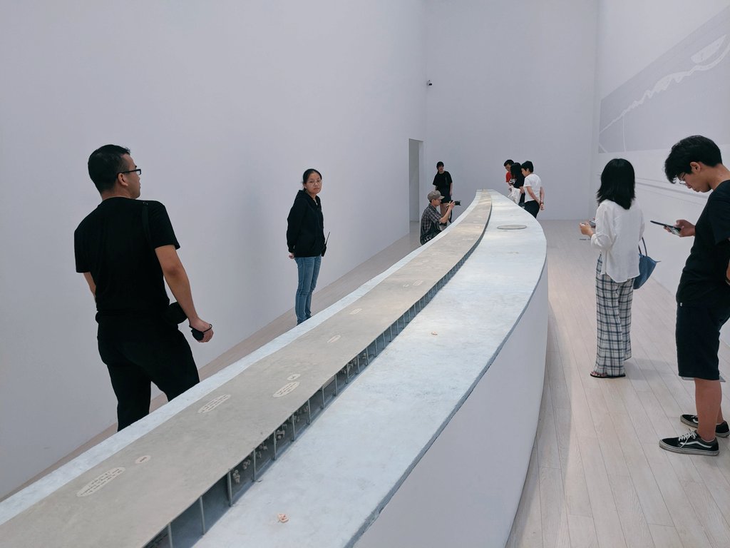 「さすがにこれはアンビルドでもふざけすぎやろ石上さんww」と思ったB3の夏。19年、石上展。

ただ全体模型が展示されていただけだったというオチ。