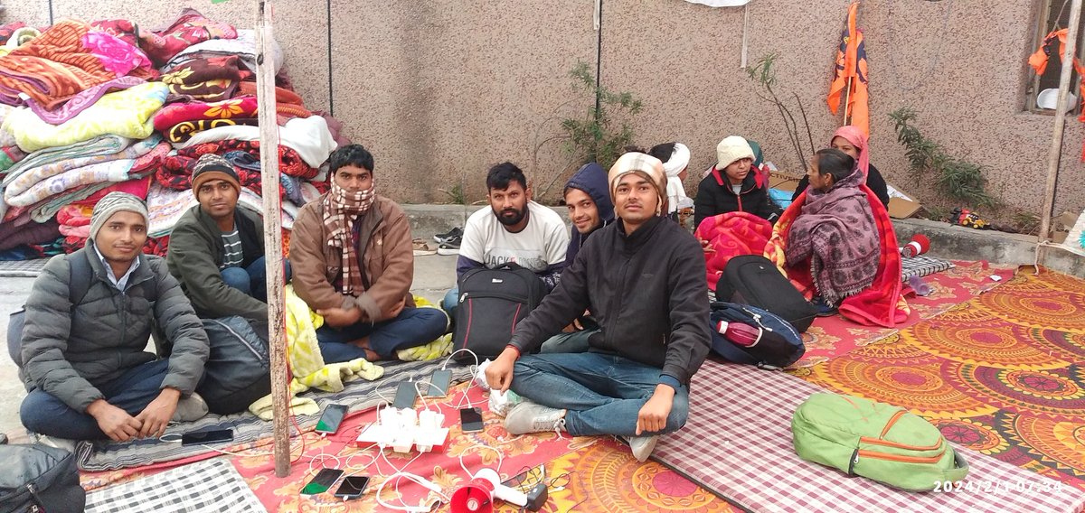rp_meena_swm's tweet photo. विश्वास टूटेगा नहीं,प्रयास रुकेगा नही
जब तक नियुक्ति नही मिल जाती,बेरोजगार झुकेगा नही

नर्सिंग एवं पेरामेडिकल भर्ती की नियुक्ति को लेकर आंदोलन का आज 15 वाँ दिन
#नर्सिंग_एवं_पेरामेडिकल_को_नियुक्ति_दो
#स्वास्थ्य_विभाग_की_भर्तियों_को_पुरा_करो 
@RajCMO @GajendraKhimsar @BhajanlalBjp https://t.co/ExATxB4bBa