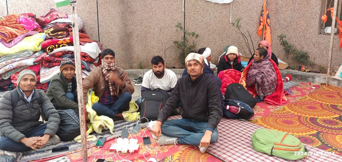 rp_meena_swm's tweet photo. विश्वास टूटेगा नहीं,प्रयास रुकेगा नही
जब तक नियुक्ति नही मिल जाती,बेरोजगार झुकेगा नही

नर्सिंग एवं पेरामेडिकल भर्ती की नियुक्ति को लेकर आंदोलन का आज 15 वाँ दिन
#नर्सिंग_एवं_पेरामेडिकल_को_नियुक्ति_दो
#स्वास्थ्य_विभाग_की_भर्तियों_को_पुरा_करो 
@RajCMO @GajendraKhimsar @BhajanlalBjp https://t.co/ExATxB4bBa