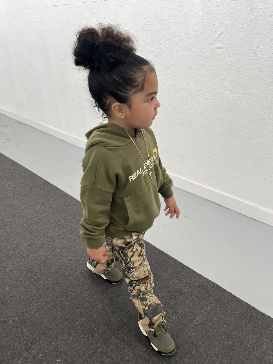 Nmonaeeee_'s tweet image. never had a lot, he is all i need 🖤