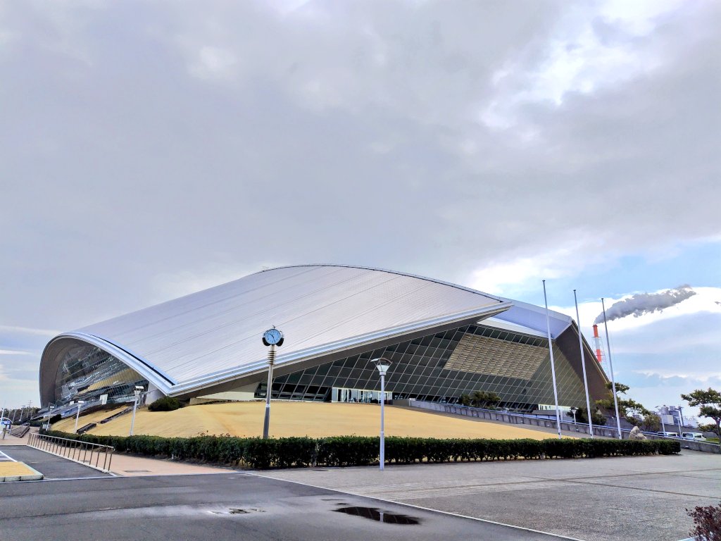 tolucky0722's tweet photo. 小田和正さん🎵ファンの皆様、
木曜日のお昼時、如何お過ごしでしょうか…
仕事の休憩中にパシャ📸😅💦
2019年6月1,2日
#ENCOREENCORE 公演
#四日市ドーム
此処は明るい会場なので
みんなナカマの顔が
とても良く見えたと思う
夕陽が眩しかったですが…
#哀しみをそのまゝ 🎵
雪❄☃が残っています!! https://t.co/6oeiuTuwx7