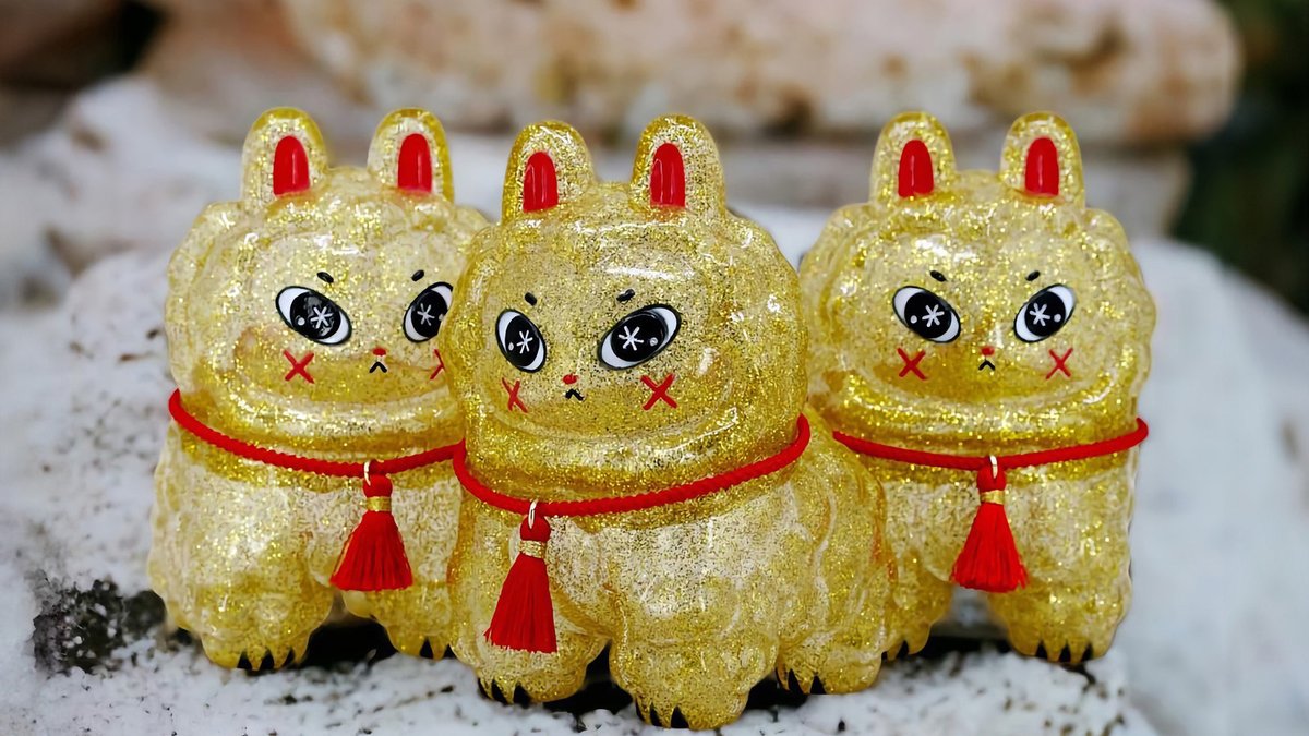 Celebrate the coming Lunar New Year with the Spiced Ginger Mr Puff soft vinyl art toy from Andrea Kang x myplasticheart. Inspired by tradition, the newest Mr Puff is cast in gold glitter vinyl with red details and a lucky red tassle. Thursday. vinylpulse.com/2024/01/spiced…