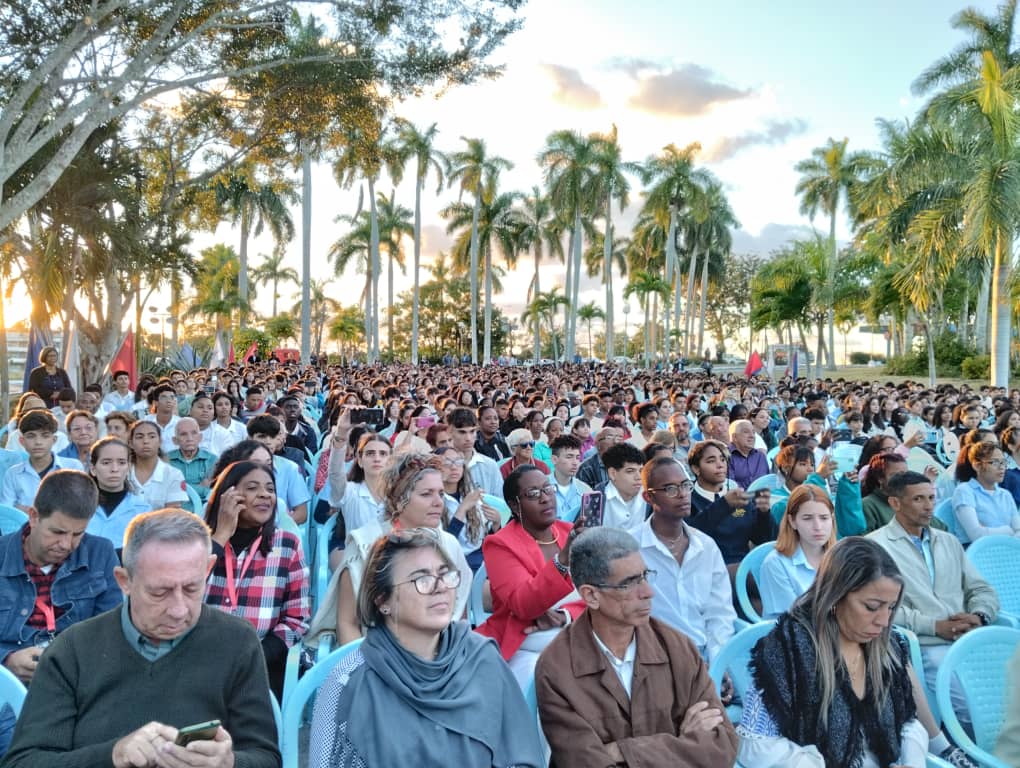 yoan731's tweet photo. En #LaLenin viví momentos cargados de emociones, recuerdos , y experimenté el orgullo de sus graduados, profesore jubilados y de los estudiantes de hoy,  alguno recibieron la condición de militante de la @UJCdeCuba y el carné del @PartidoPCC #LaHabanaDeTodos  @FEEM_Cuba
@yoan731 https://t.co/WeGMrPaey0