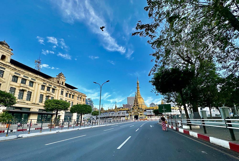 RFABurmese's tweet photo. အာဏာသိမ်းသုံးနှစ်ပြည့် ရန်ကုန်မြို့ နံနက်ခင်း
~~~
■ စစ်အာဏာသိမ်းမှု သုံးနှစ်ပြည့်ပြီဖြစ်တဲ့ ဖေဖော်ဝါရီလ ၁ ရက်နေ့ ရန်ကုန်မြို့ရဲ့  နံနက်ခင်းမြင်ကွင်းတွေ ဖြစ်ပါတယ်။
_________
Photo: RFA https://t.co/1p4LC051DV