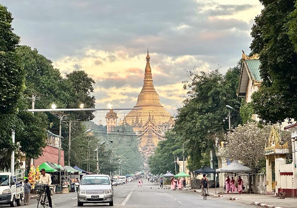 RFABurmese's tweet photo. အာဏာသိမ်းသုံးနှစ်ပြည့် ရန်ကုန်မြို့ နံနက်ခင်း
~~~
■ စစ်အာဏာသိမ်းမှု သုံးနှစ်ပြည့်ပြီဖြစ်တဲ့ ဖေဖော်ဝါရီလ ၁ ရက်နေ့ ရန်ကုန်မြို့ရဲ့  နံနက်ခင်းမြင်ကွင်းတွေ ဖြစ်ပါတယ်။
_________
Photo: RFA https://t.co/1p4LC051DV