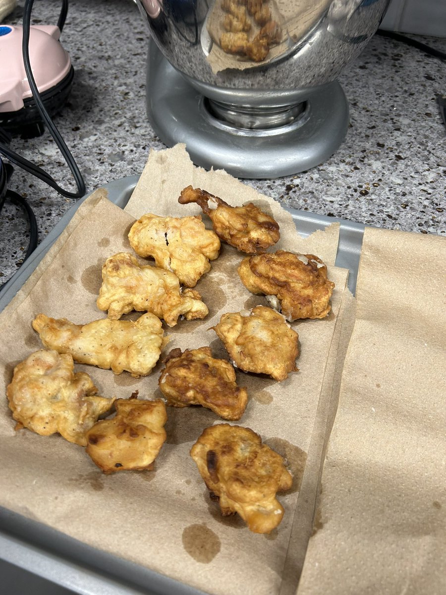 PRMrsJones's tweet photo. This is one way to protect your face from cooking oil when making Panda Express orange chicken in #advancedculinary @IndustryCareers https://t.co/e2Dtctgc8R