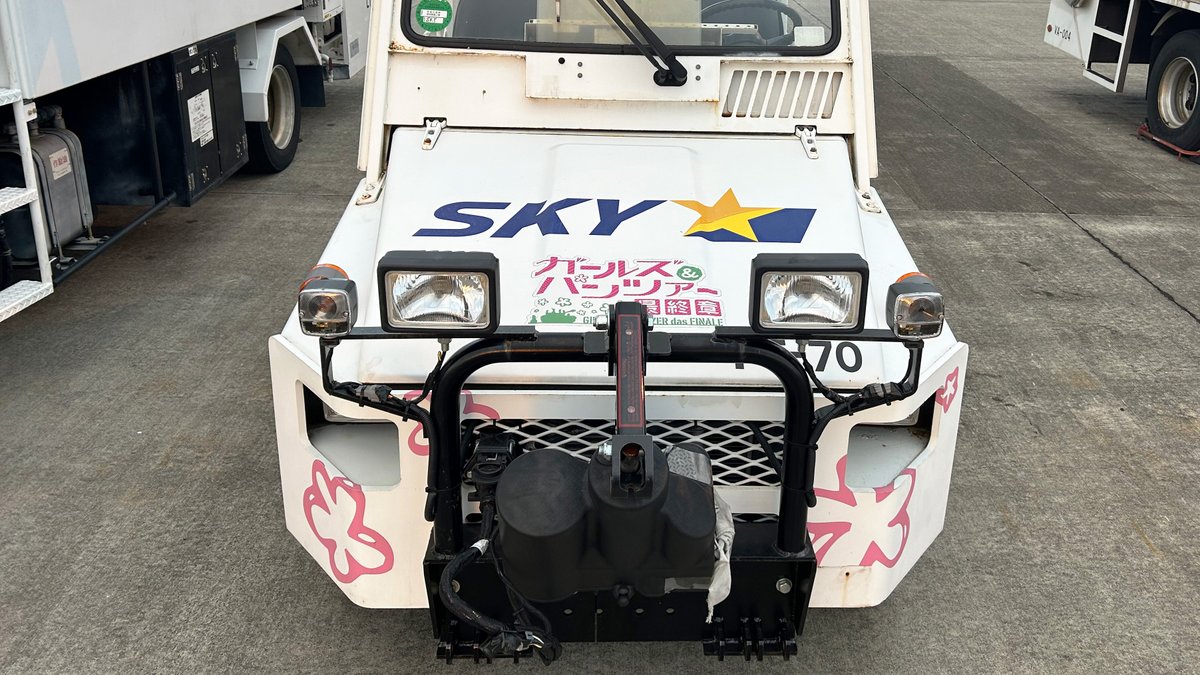 茨城空港では2017年から空港車両に 大洗町が舞台のアニメ「ガールズ