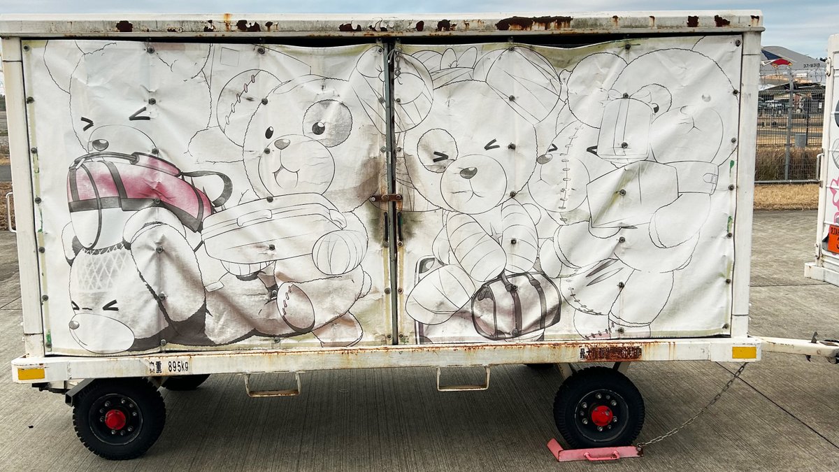 茨城空港では2017年から空港車両に 大洗町が舞台のアニメ「ガールズ