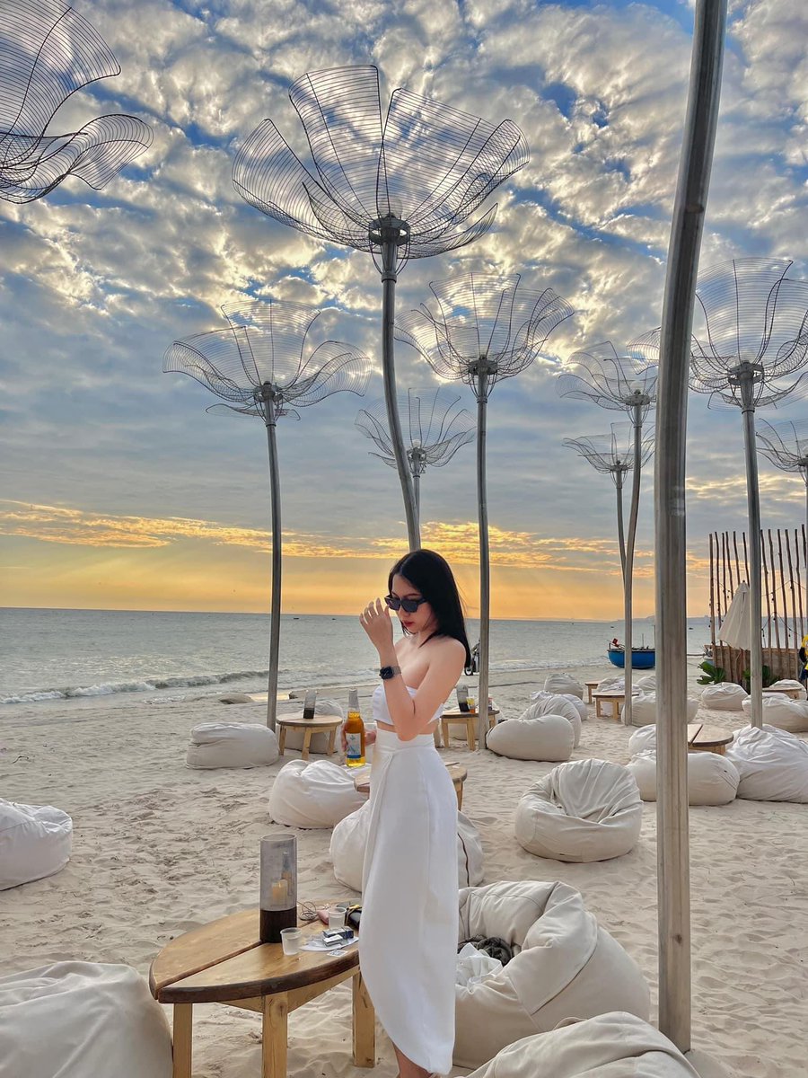 Tóc em màu đen, môi em màu đỏ.
Lại em hỏi nhỏ, đi Phan Thiết hông anh 😁
#Travel #traveling