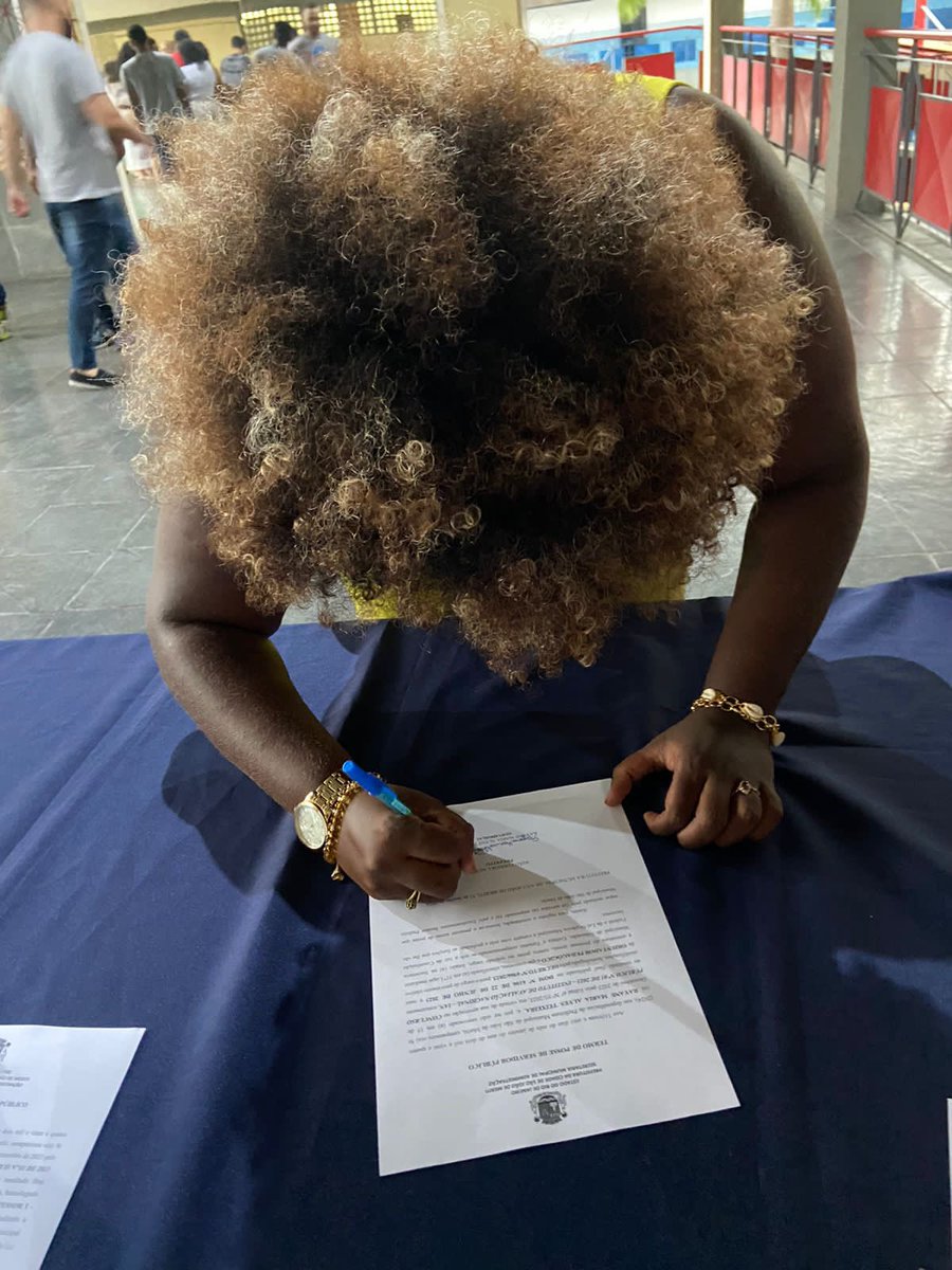 Kiteluiamaza's tweet photo. Oficialmente Orientadora Pedagógica do município de São João de Meriti. 

Nem nos meus melhores sonhos eu imaginei que conquistaria minha primeira matrícula estando recém formada na graduação. 

Ai de mim se não fosse Ndandalunda 😭🫶🏿✨🌻 https://t.co/7weDK2x4st