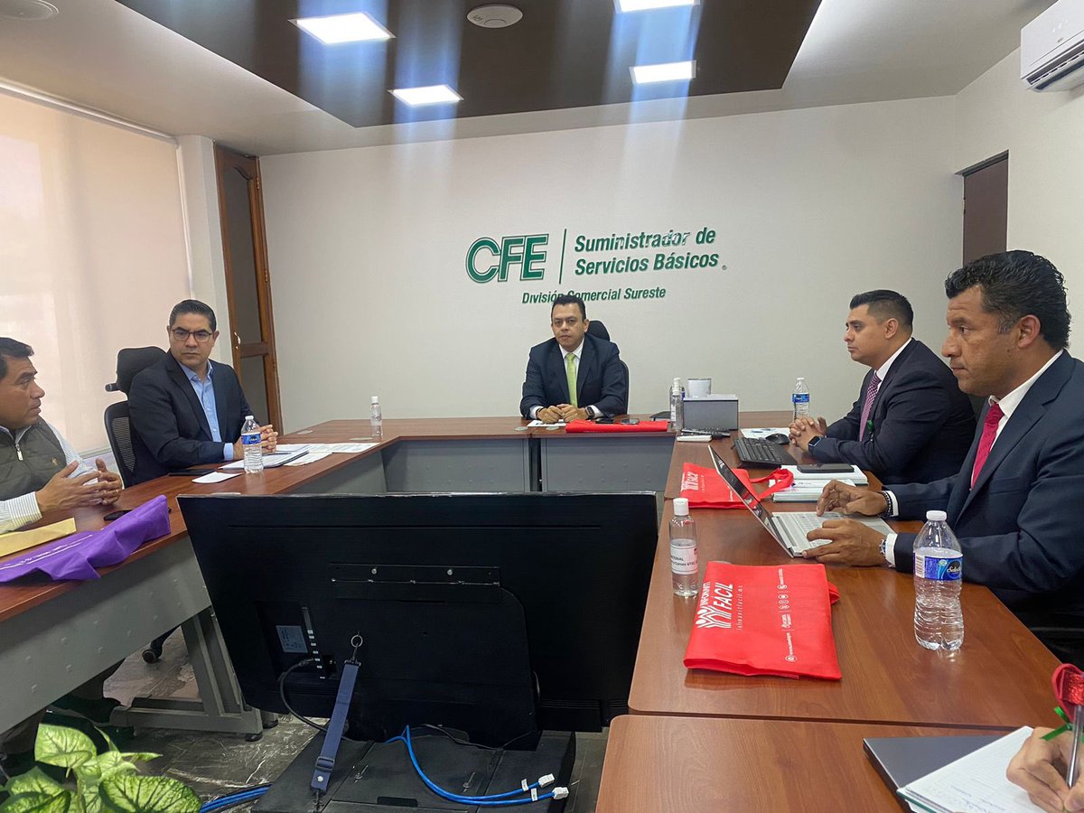 JuanJacobPeM's tweet photo. El #Infonavit de la transformación en #Oaxaca sigue colaborando con aliados estratégicos en la región del Istmo. Hoy nos reunimos con la gerencia comercial del sureste de @cfecontigo para impulsar que los créditos que se otorguen sean para viviendas con todos los servicios. https://t.co/BwfflmBLHw