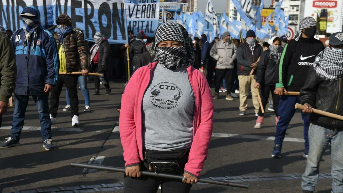 MARCELOFAVAOK's tweet photo. PUTEEN DE A UNO

SI ME VIENEN  ESTOS PIQUETEROS EN ESTA POSE, PALO EN MANO, TAPADA SU CARA A EXIGIRME MAS PLANES, LOS RACAGO A CINTAZOS COMO LOS GAUCHOS. SOY MALO ?. LA IMAGEN ES VIOLENTA. QUIEN MIERDA SON ESTOS VAGOS, PARA DESAFIARNOS Y EXCLAVISARNOS A SU ANTOJO ? https://t.co/2FLC4EhOa5