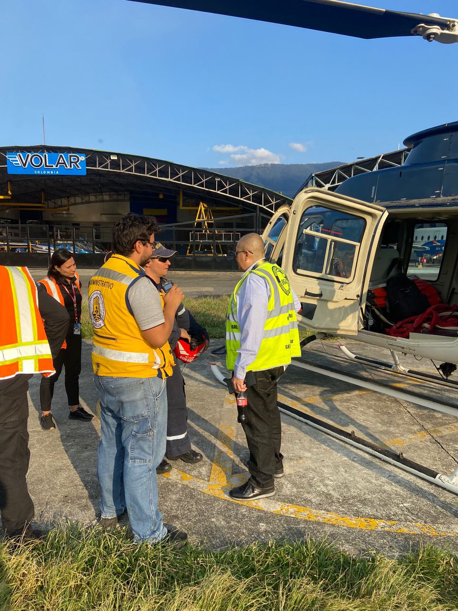 DAGRDMedellin's tweet image. 🚁 (17:08) El Dagrd con #BomberosMedellín activa recurso de bambi bucket para reforzar la respuesta y controlar el incendio que se presenta en el sector de La Sierra.

Noticia en desarrollo.