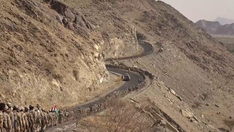 #هااااااااام
خبيرعسكري روسي: صبراليمنيون ثمان سنوات في حرب قاسية وظالمة، ظلت #واشنطن تقودها من خلف الستار،ولعلهم الأن لا يصدقون أنهم باتوا في مواجهة مباشرة مع الأمريكان، وأخطر ما في المعركة القائمة الأن انها تدور في البحر،إذ لطالما كان البحر سبباً في زوال الدول والأمبروطوريات