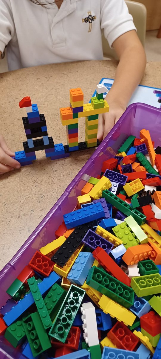 car_carm's tweet photo. STEM center activities happening here @StGregoryCA LLC @DomenicScuglia @WigstonJennifer @STREAM_ycdsb https://t.co/k5FqpMef2b