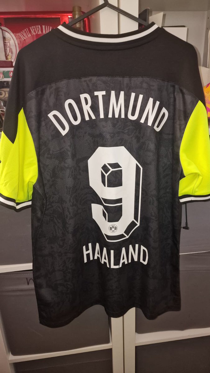 FittedForFans's tweet photo. My friend @Kit_Happensuk is selling his Borussia Dortmund limited edition shirt from 2021.

Comes with Haaland printing, BNWT with original box! Size large.

Be in touch with him if this of any interest to you! https://t.co/1Ipr0mcjBj