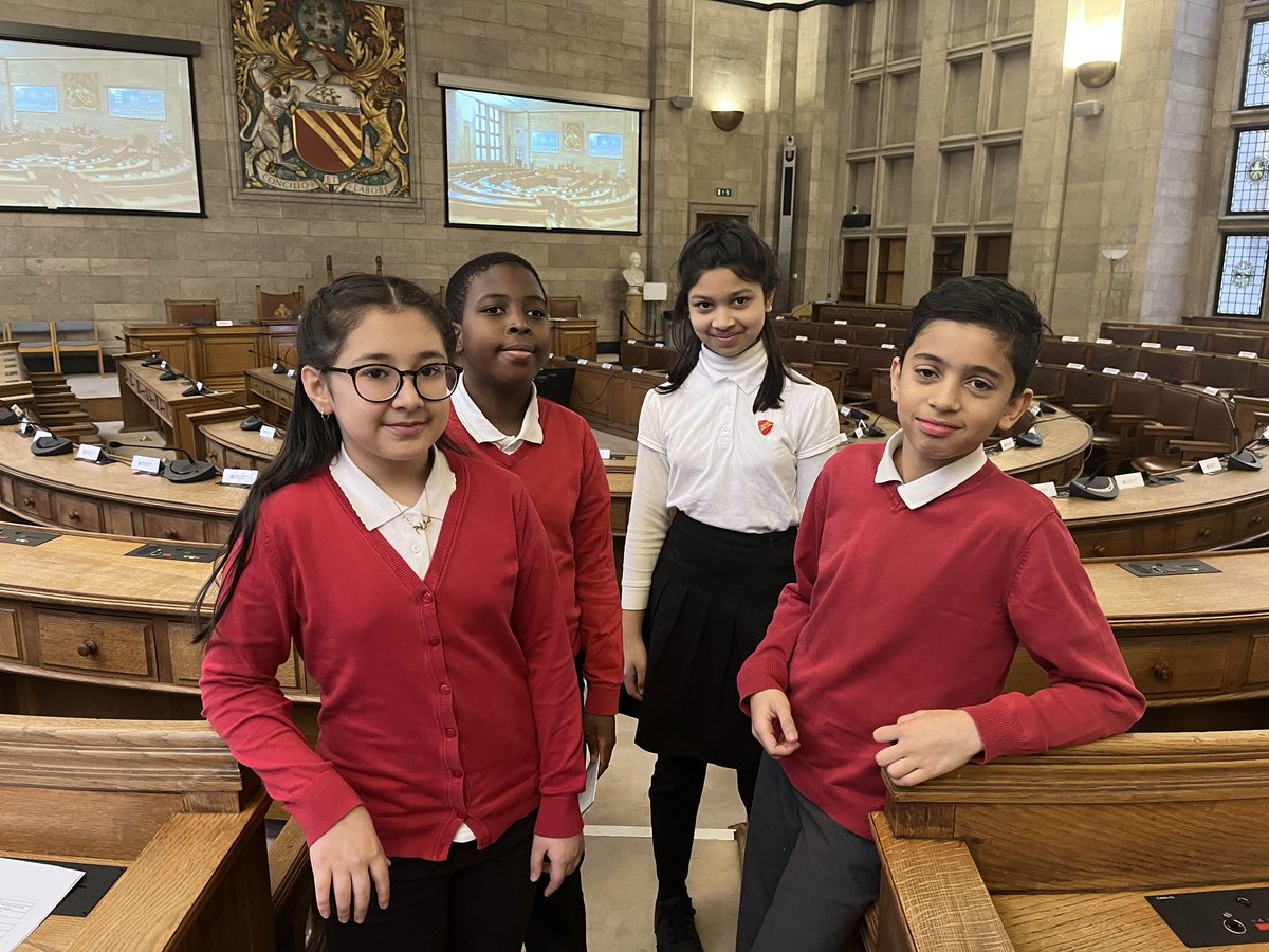 Wonderful to have four of our pupils speaking at the Town Hall today to the full exec council on making Manchester a @UNICEF Rights Respecting city
