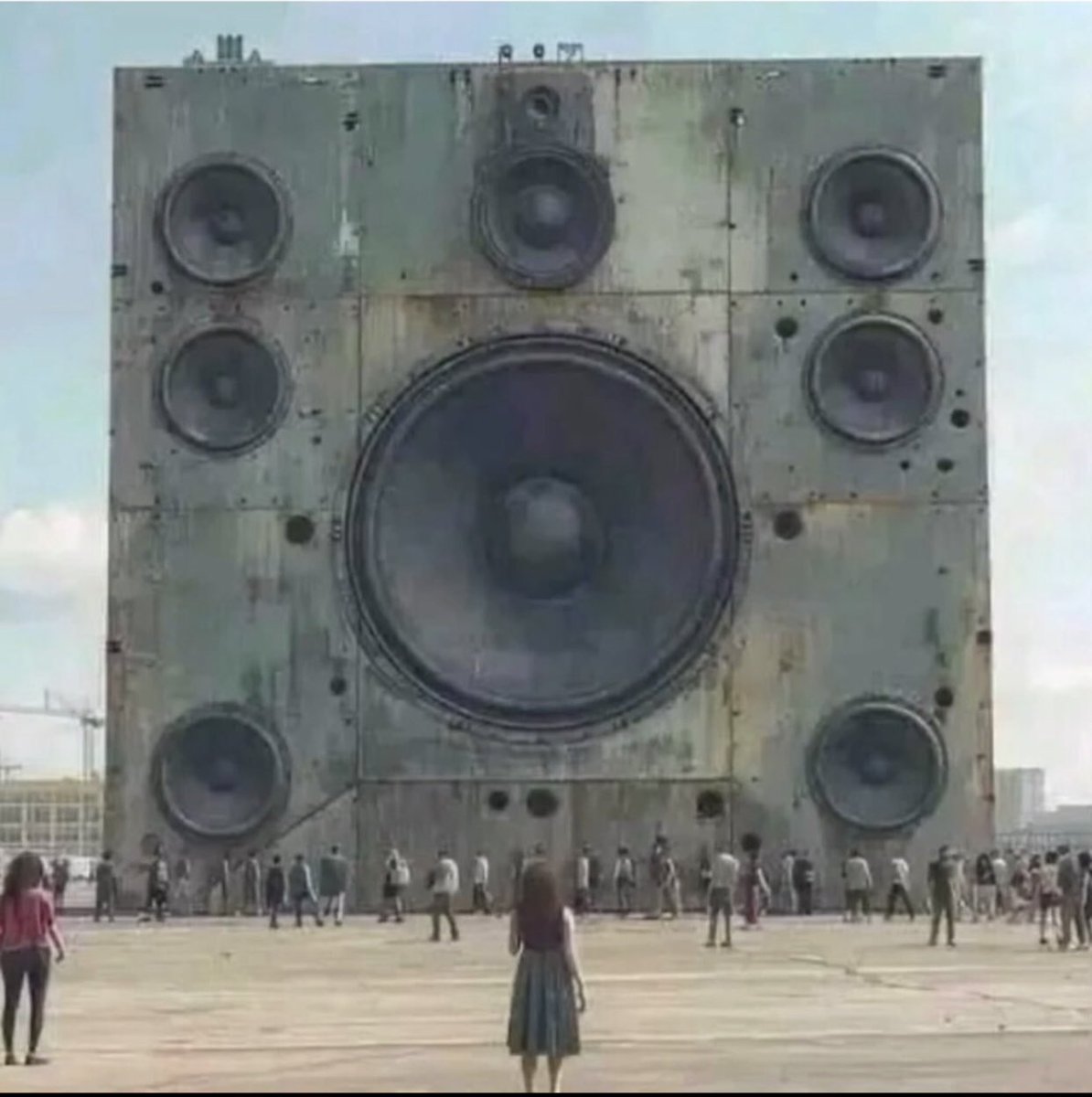 Que canción escucharías en estas bocinas?

(Solo puedes escoger una canción)