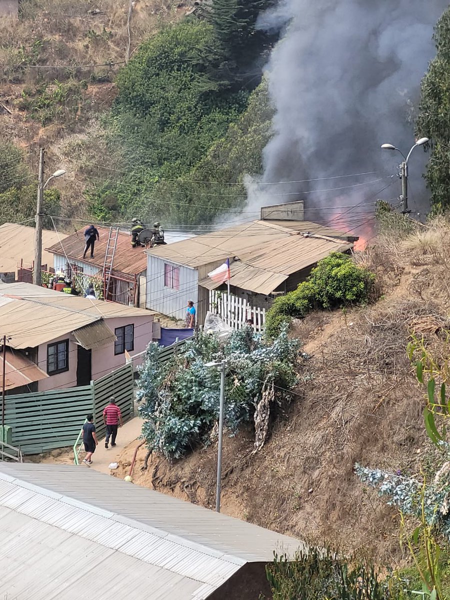 Esta tarde trabajamos con nuestra unidad CR-12 mas <a href="/octavacbv/">Octava Compañía de bomberos de Valparaíso</a> <a href="/bombaamericana/">1° Cía Bomberos de Chile BOMBA AMERICANA</a> <a href="/CuartaValpo/">Cuarta Valparaíso</a> en incidente estructural de difícil acceso en donde resulto una vivienda destruida.