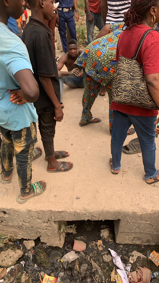 RowlandRowlex1's tweet photo. This man slumped on the road today due to his Inhaler finished, passersby were trying to resuscitate him then suddenly, this little school girl rushed out of a keke on her way home, brought out her inhaler and saved a complete stranger. 

#protest  Muslim Muslim imo state https://t.co/bdcNSNFHRp