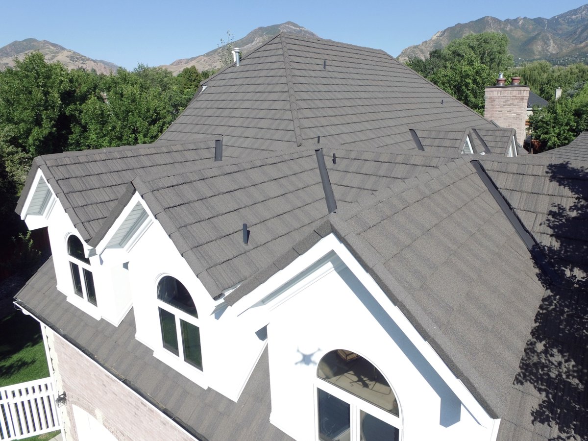Transforming rooftops with the perfect blend of #lightweight and #durability! 🏡 
-
Pictured: Unified Steel | Pine Crest Shake, Ironwood