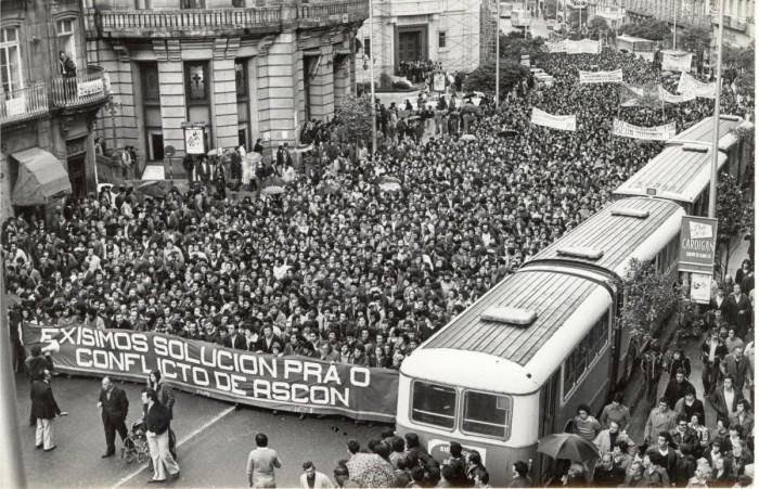 outsidersesp's tweet photo. El 21 de abril de 1978 fallecía la joven Elvira Parcero Rodriguez de un derrame cerebral tras permanecer en el hospital desde el 4 de abril, cuando la policía disuelve una manifestación de trabajadores de la empresa Ascón en Vigo. 

Elvira sufrirá una brutal paliza por parte de la policía en una céntrica calle de la ciudad de la que no se recuperará.

El despido de un trabajador por insubordinación fue la chispa que inició una huelga de ocho meses en los Astilleros y Construcciones de Vigo S.A. Ascón. 

La huelga se sustentará gracias a las cajas de resistencia y los alimentos proporcionados por las tiendas y vecinos de la ciudad en solidaridad con sus compañeros. 

Durante el conflicto se producirán numerosos enfrentamientos, acciones, manifestaciones y cortes de la vía férrea y carreteras.