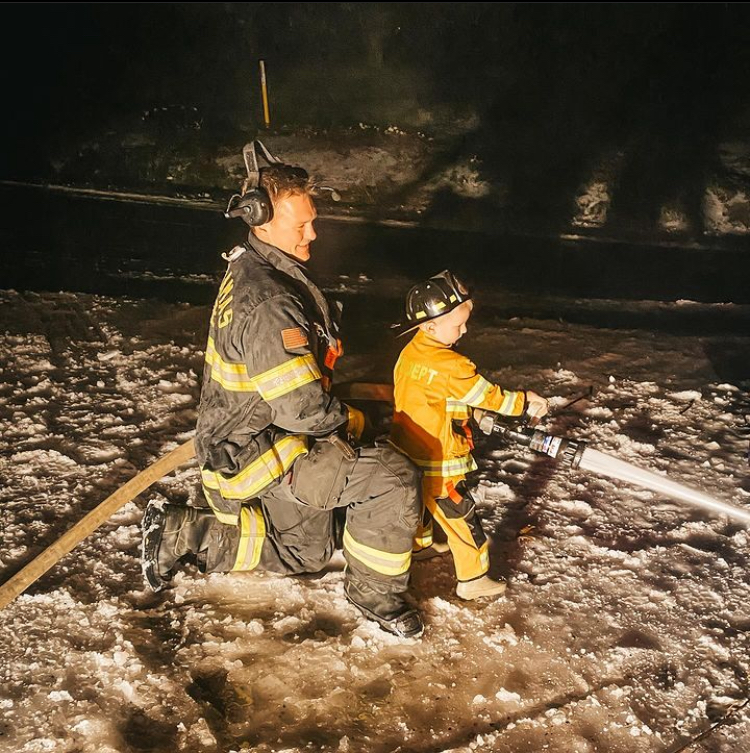 clackamasfire's tweet image. While running calls during the #winterstorm, the crew from E311 didn’t miss an opportunity to make a meaningful imprint and share the joy of the job with this #futurefirefighter.

📸: Redland resident