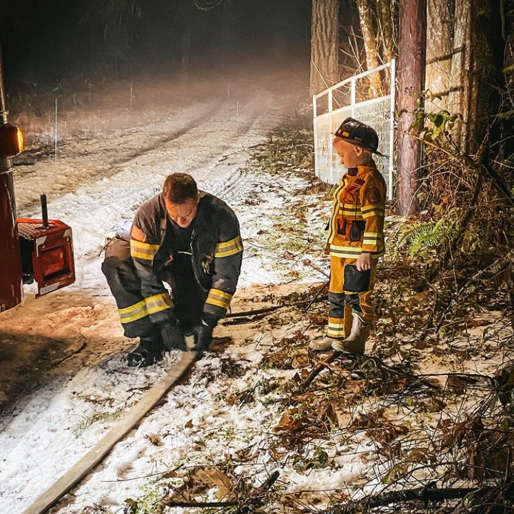 clackamasfire's tweet image. While running calls during the #winterstorm, the crew from E311 didn’t miss an opportunity to make a meaningful imprint and share the joy of the job with this #futurefirefighter.

📸: Redland resident