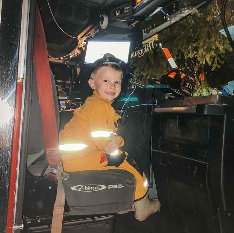 clackamasfire's tweet image. While running calls during the #winterstorm, the crew from E311 didn’t miss an opportunity to make a meaningful imprint and share the joy of the job with this #futurefirefighter.

📸: Redland resident