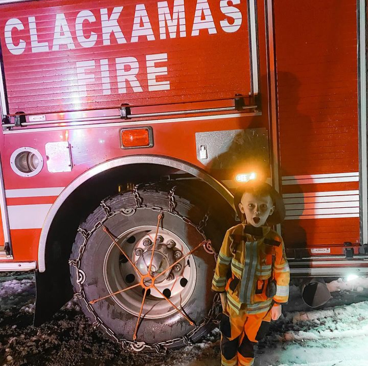 clackamasfire's tweet image. While running calls during the #winterstorm, the crew from E311 didn’t miss an opportunity to make a meaningful imprint and share the joy of the job with this #futurefirefighter.

📸: Redland resident