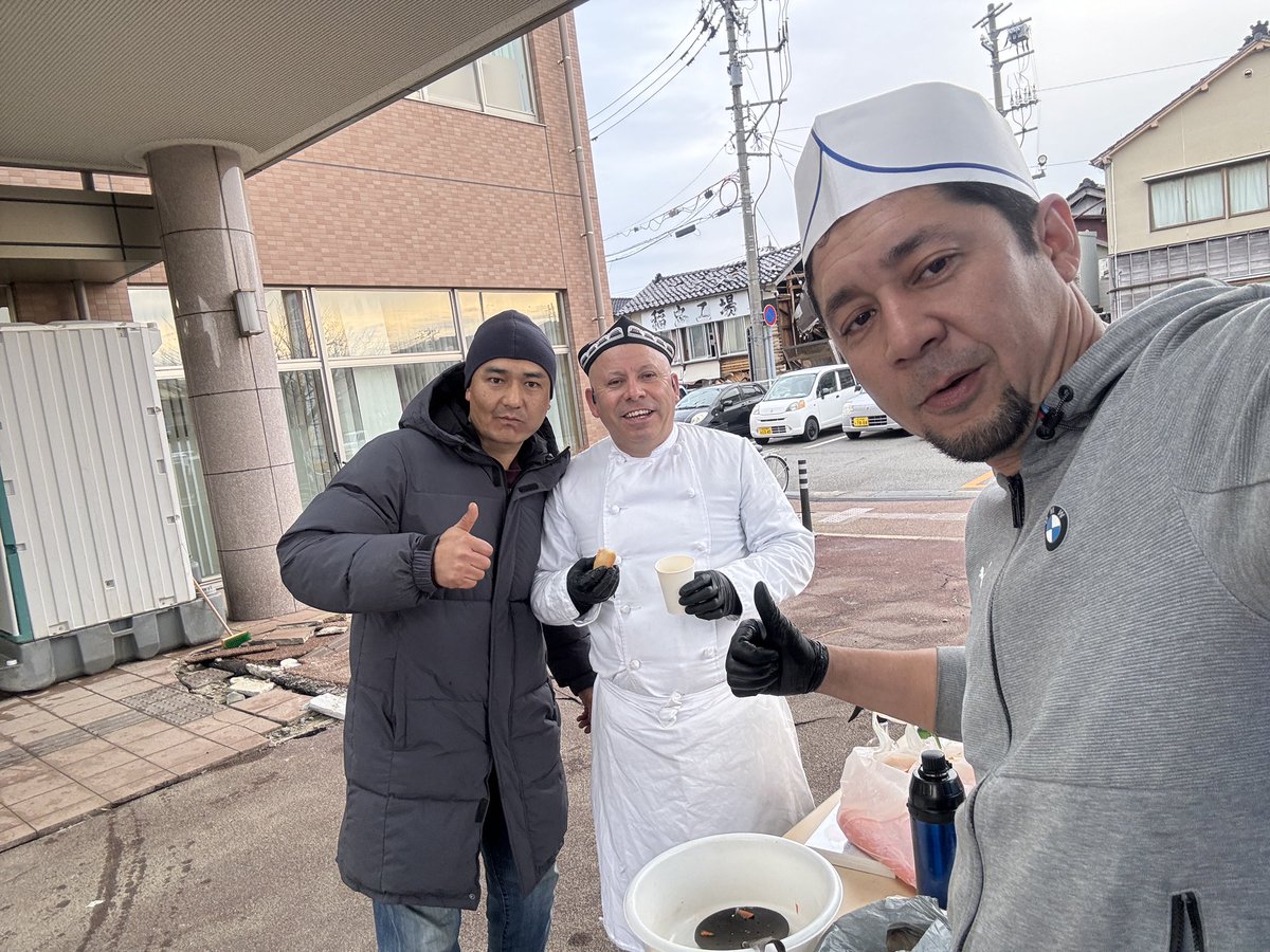 uyghurrose's tweet photo. 東トルキスタン(ウイグル)人の有志ボランティアグループは、石��県輪島市のふれあいセンターに1月31日の午前に訪問し、午前11時から午後１時まで、ウイグルのポロとスープを、被災者の方々のために３７２人分配りました。
能登地震の被災者の皆様が一日も早く日常生活に戻れることを祈ります。 https://t.co/WXGmZQCkpT