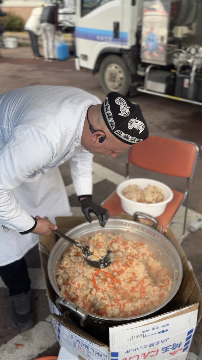 uyghurrose's tweet photo. 東トルキスタン(ウイグル)人の有志ボランティアグループは、石��県輪島市のふれあいセンターに1月31日の午前に訪問し、午前11時から午後１時まで、ウイグルのポロとスープを、被災者の方々のために３７２人分配りました。
能登地震の被災者の皆様が一日も早く日常生活に戻れることを祈ります。 https://t.co/WXGmZQCkpT