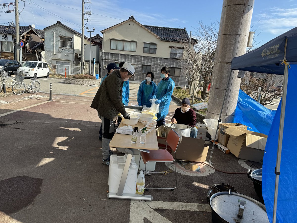 uyghurrose's tweet photo. 東トルキスタン(ウイグル)人の有志ボランティアグループは、石��県輪島市のふれあいセンターに1月31日の午前に訪問し、午前11時から午後１時まで、ウイグルのポロとスープを、被災者の方々のために３７２人分配りました。
能登地震の被災者の皆様が一日も早く日常生活に戻れることを祈ります。 https://t.co/WXGmZQCkpT