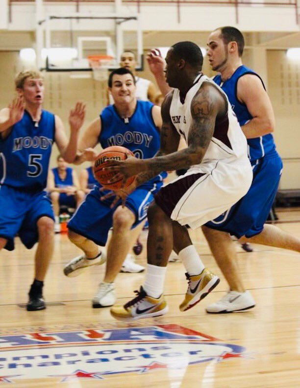 MarkWilkins22's tweet photo. Junior year at Holy Cross alot of buckets was given out in these. #TheTripleTeamGod #TheMostFeared @nikebasketball I need a new pair please 🙏🏾🙏🏾🙏🏾🙏🏾 https://t.co/zDvq1kxwe9