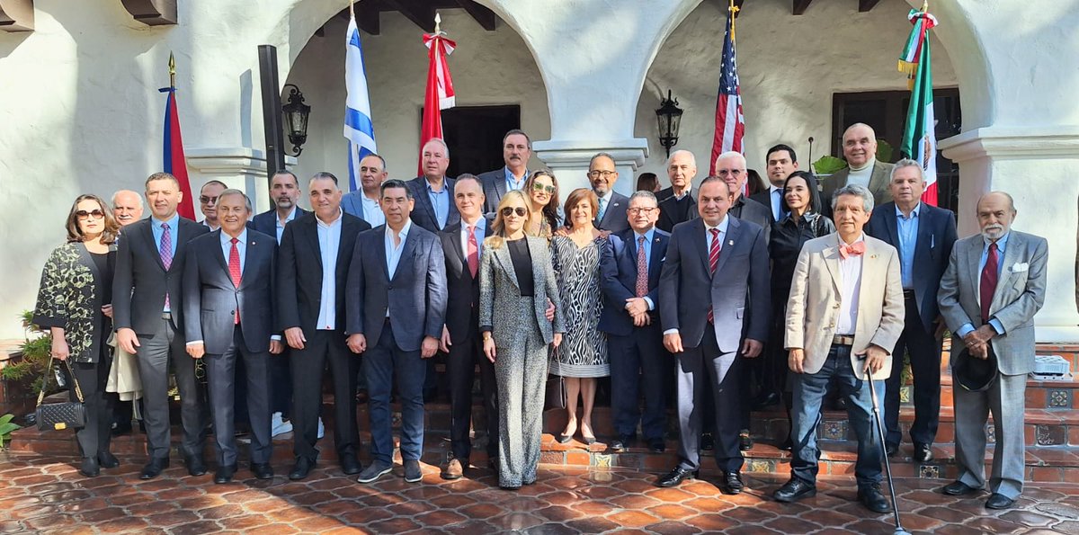 PerezBehr's tweet photo. Felicito al Embajador @carlos_glezgtez, por la encomiendo al frente del Consulado General de México 🇲🇽 en Los Ángeles, California, en donde sé que continuará el fortalecimiento de los lazos de cooperación internacional entre México y Estados Unidos. https://t.co/EEHKMWfU1G