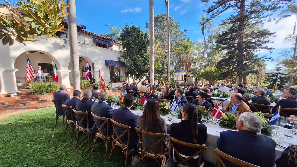PerezBehr's tweet photo. Felicito al Embajador @carlos_glezgtez, por la encomiendo al frente del Consulado General de México 🇲🇽 en Los Ángeles, California, en donde sé que continuará el fortalecimiento de los lazos de cooperación internacional entre México y Estados Unidos. https://t.co/EEHKMWfU1G