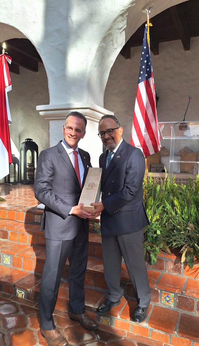 PerezBehr's tweet photo. Felicito al Embajador @carlos_glezgtez, por la encomiendo al frente del Consulado General de México 🇲🇽 en Los Ángeles, California, en donde sé que continuará el fortalecimiento de los lazos de cooperación internacional entre México y Estados Unidos. https://t.co/EEHKMWfU1G