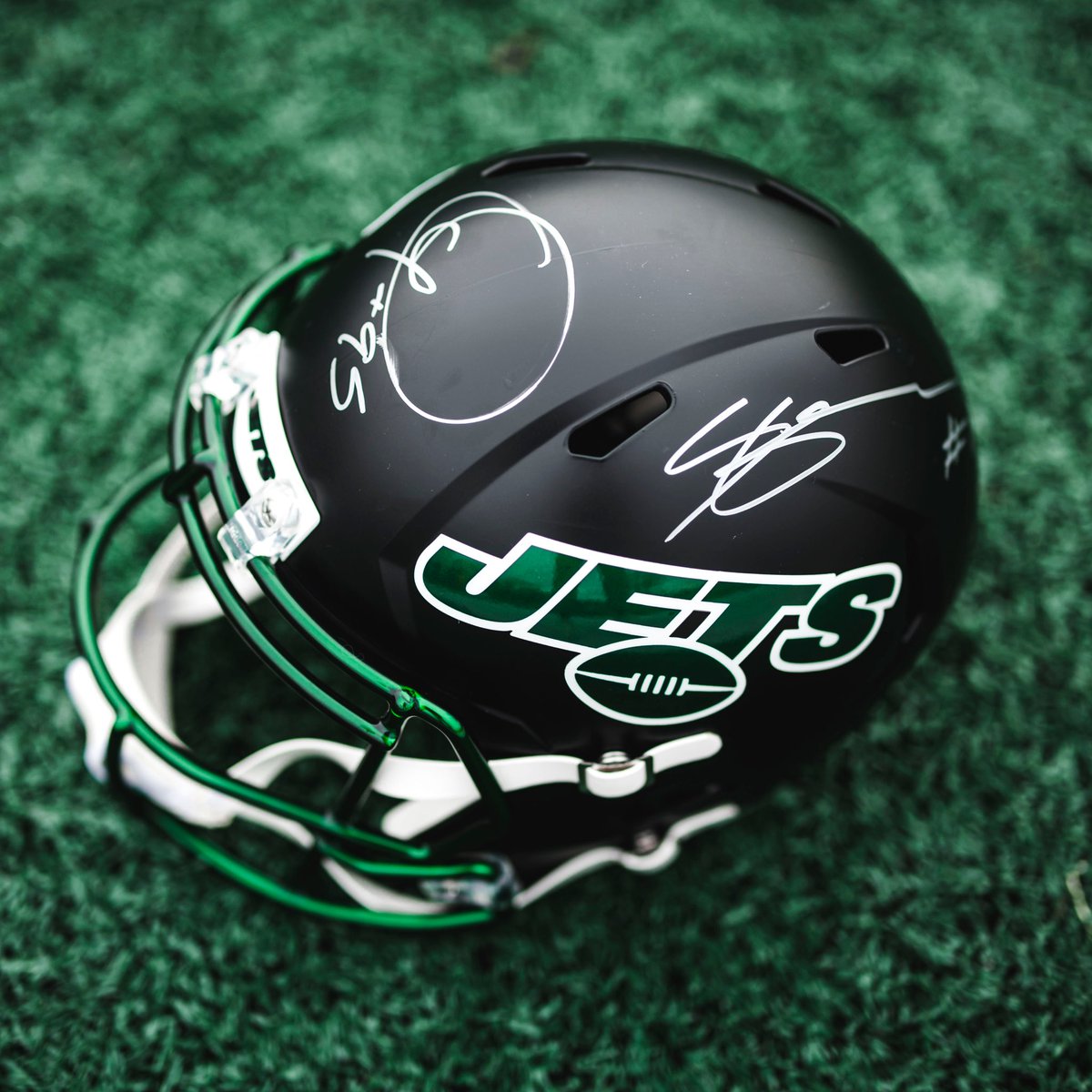 Before they compete in the #ProBowlGames, who wants this @QuinnenWilliams and @iamSauceGardner signed helmet? Follow and retweet for a chance to win. Rules: nyj.social/3SG8AFS #Sweepstakes