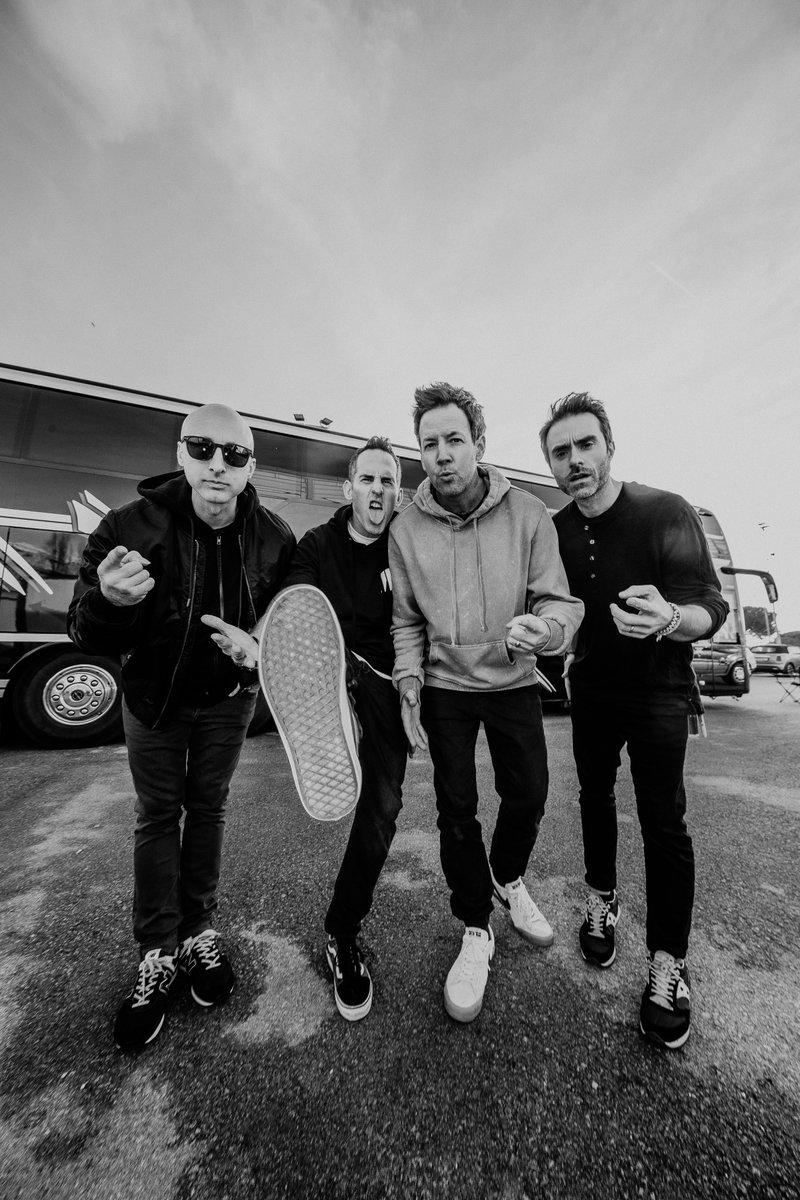 Being back on tour has us feeling like 🤩🤩🤩 📸 @shotbywozniak #simpleplan #poppunk #tour #livemusic