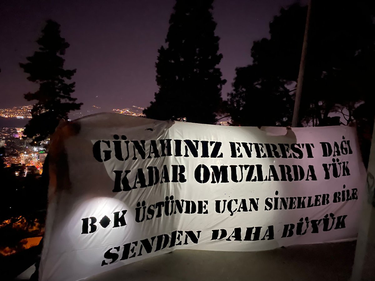 bok üstünde uçan sinekler bile..