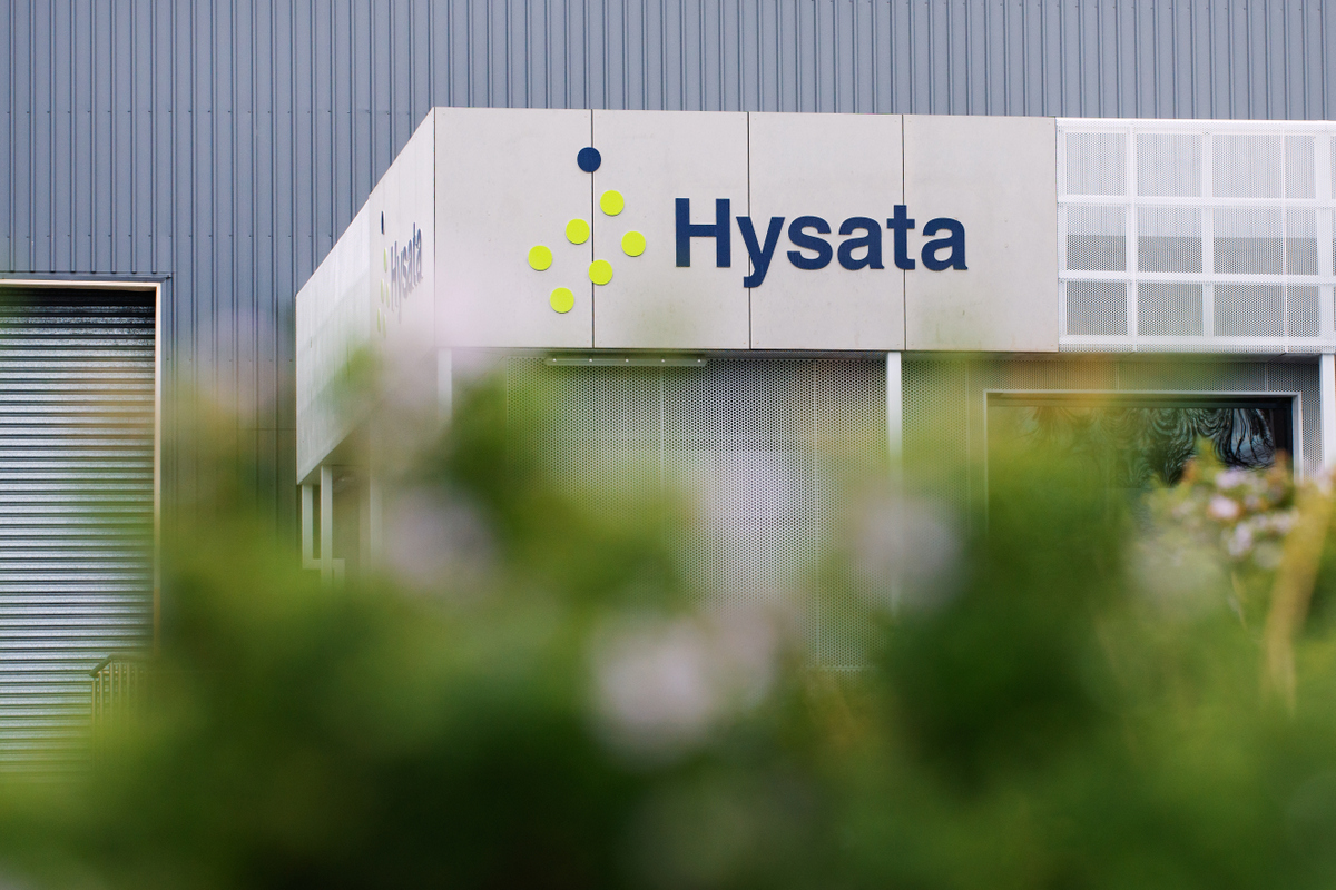 #DidYouKnow the origin behind Hysata’s name? 🥼 ‘Hy’ relates to hydrogen, & ‘sata’ derives from the Sanskrit word for 100, representing our mission to redefine the economics of #GreenHydrogen and reach as close as possible to 100% energy efficiency. #EfficiencyWins #WeAreHysata