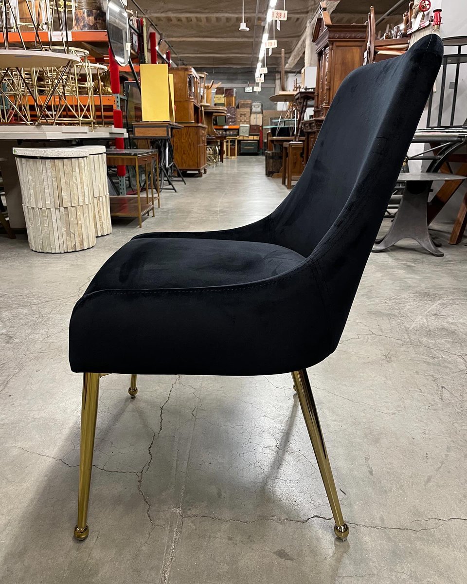UniStudiosLot's tweet photo. Elegant and fabulous! Thatโs the only way to describe this #chair available to rent at the Universal #Prop department. There are several available ๐๐ค
#UniProps #proprentals #furniture #setdecorator https://t.co/8um63CDJkT
