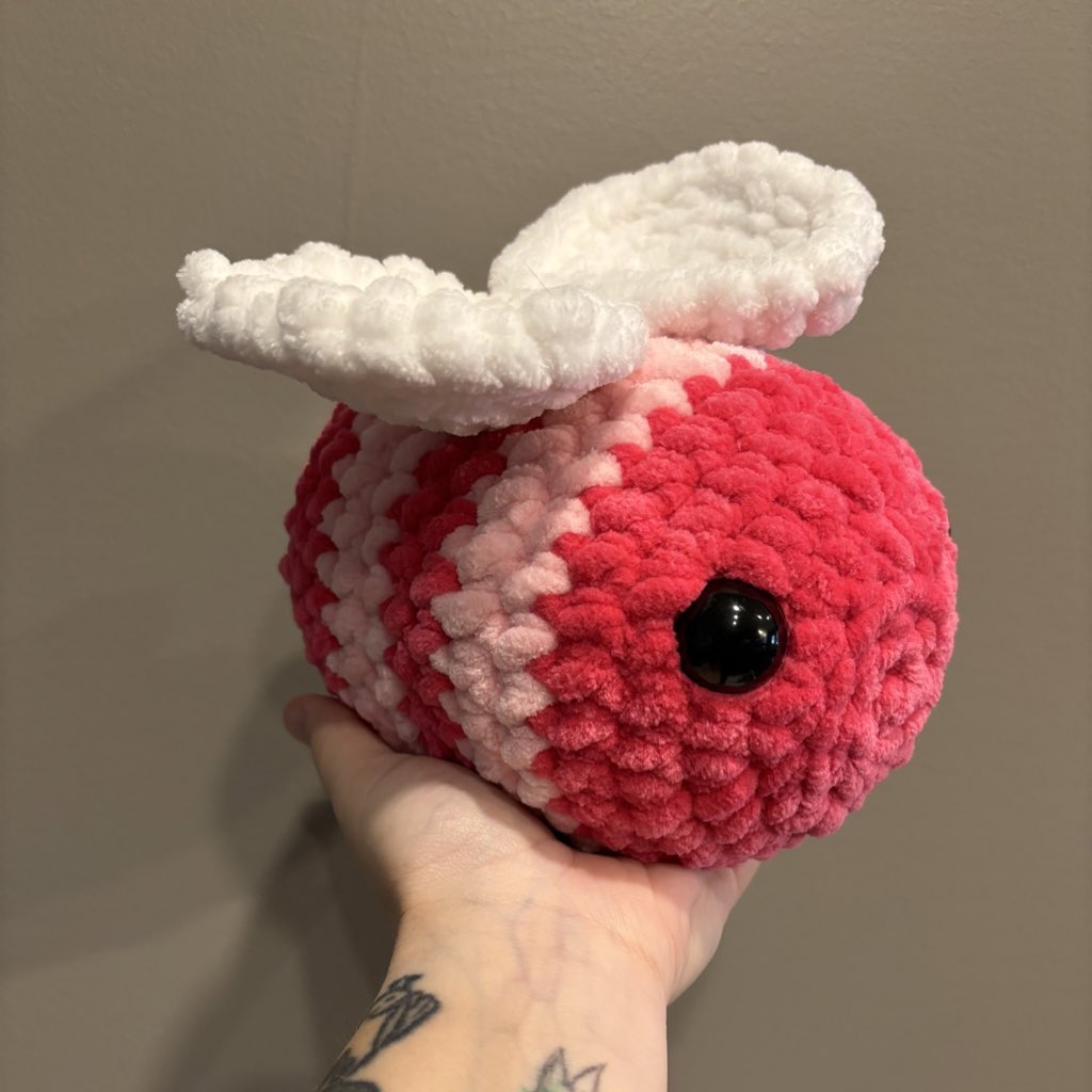 ItsmeRadley's tweet photo. Officially finished all my crochet Valentine’s Day gifts! In total I did 1 small bee, 2 large plushie bees, 4 individual roses, and a small rose bouquet!!! https://t.co/94H8f7S50u