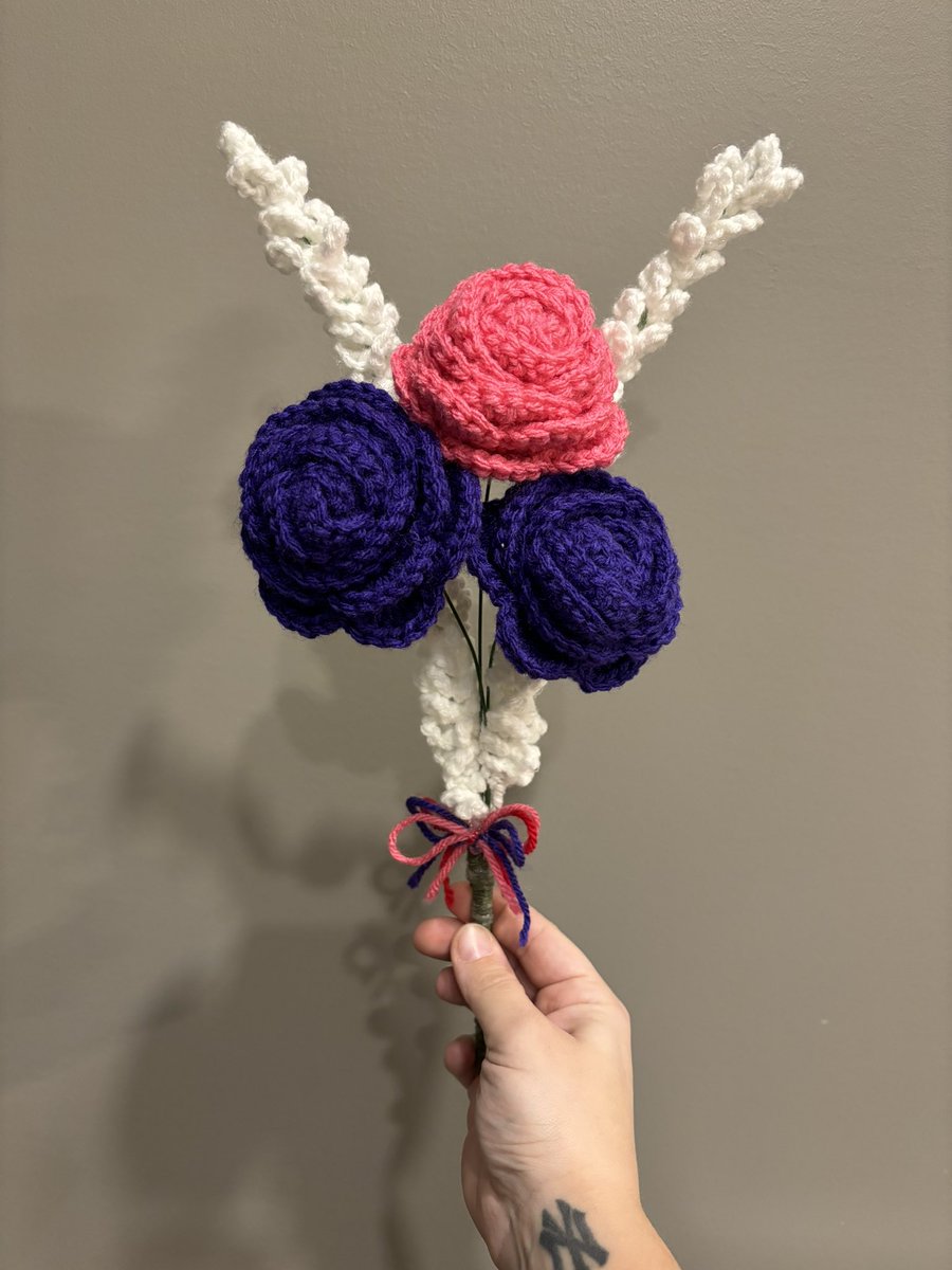 ItsmeRadley's tweet photo. Officially finished all my crochet Valentine’s Day gifts! In total I did 1 small bee, 2 large plushie bees, 4 individual roses, and a small rose bouquet!!! https://t.co/94H8f7S50u