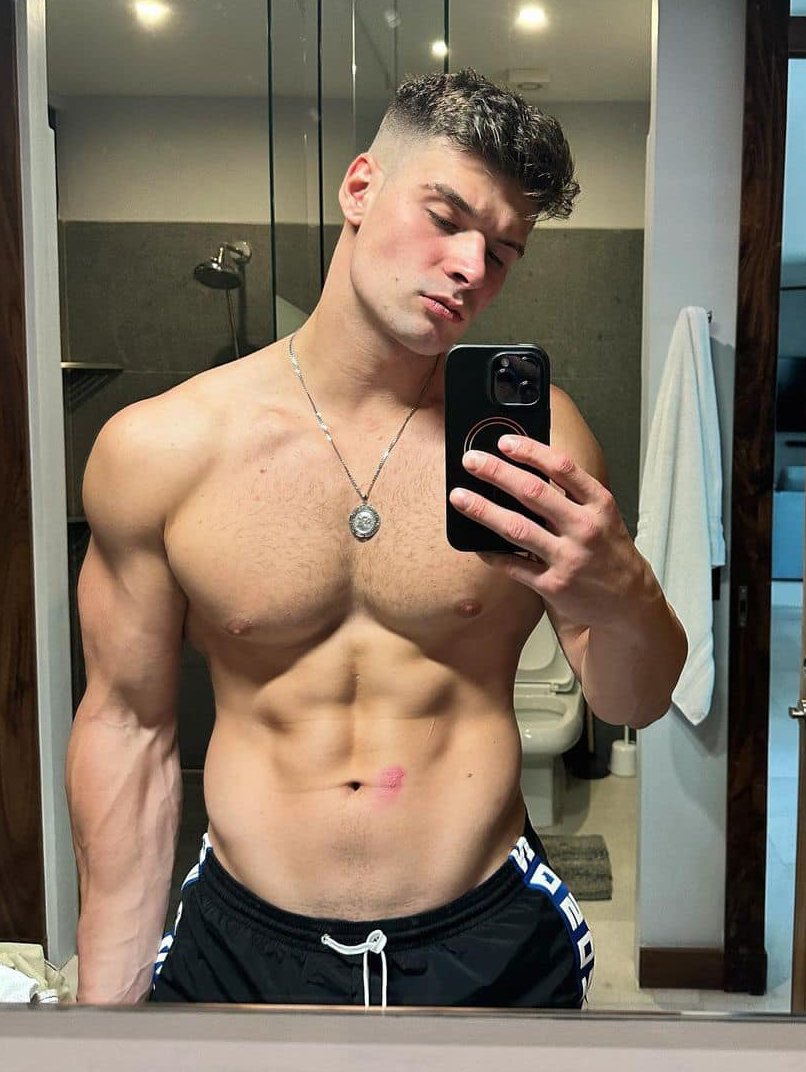 poptime's tweet photo. Malik Delgaty, astro de filmes adultos gays, declarou ser totalmente HÉTERO em nova entrevista.

Malik se tornou o ator de conteúdo gay mais buscado de 2023 no P*rnHub, por sua versatilidade. https://t.co/FkGJkjWYmD