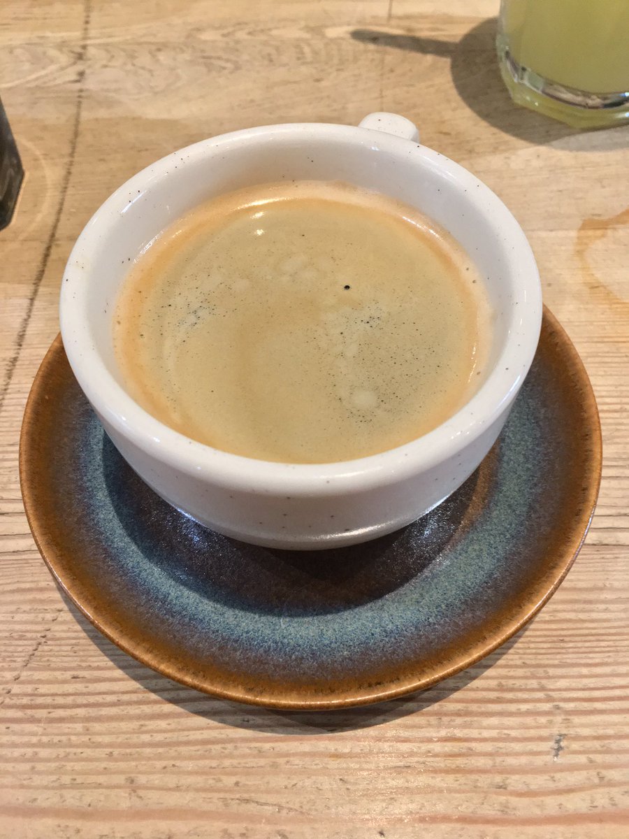 Poème pour 
peu,
disant tout juste
la réalité de 
ce que j’aurais 
à dire – cafés,
ciels clairs et
ma joie demeurant
de ciseler la langue,
préférant le peu
au beaucoup.

Derniers mots
pour janvier –
je me souviens qu’en février
avait grandi le forsythia 
de mon père,
on passe.