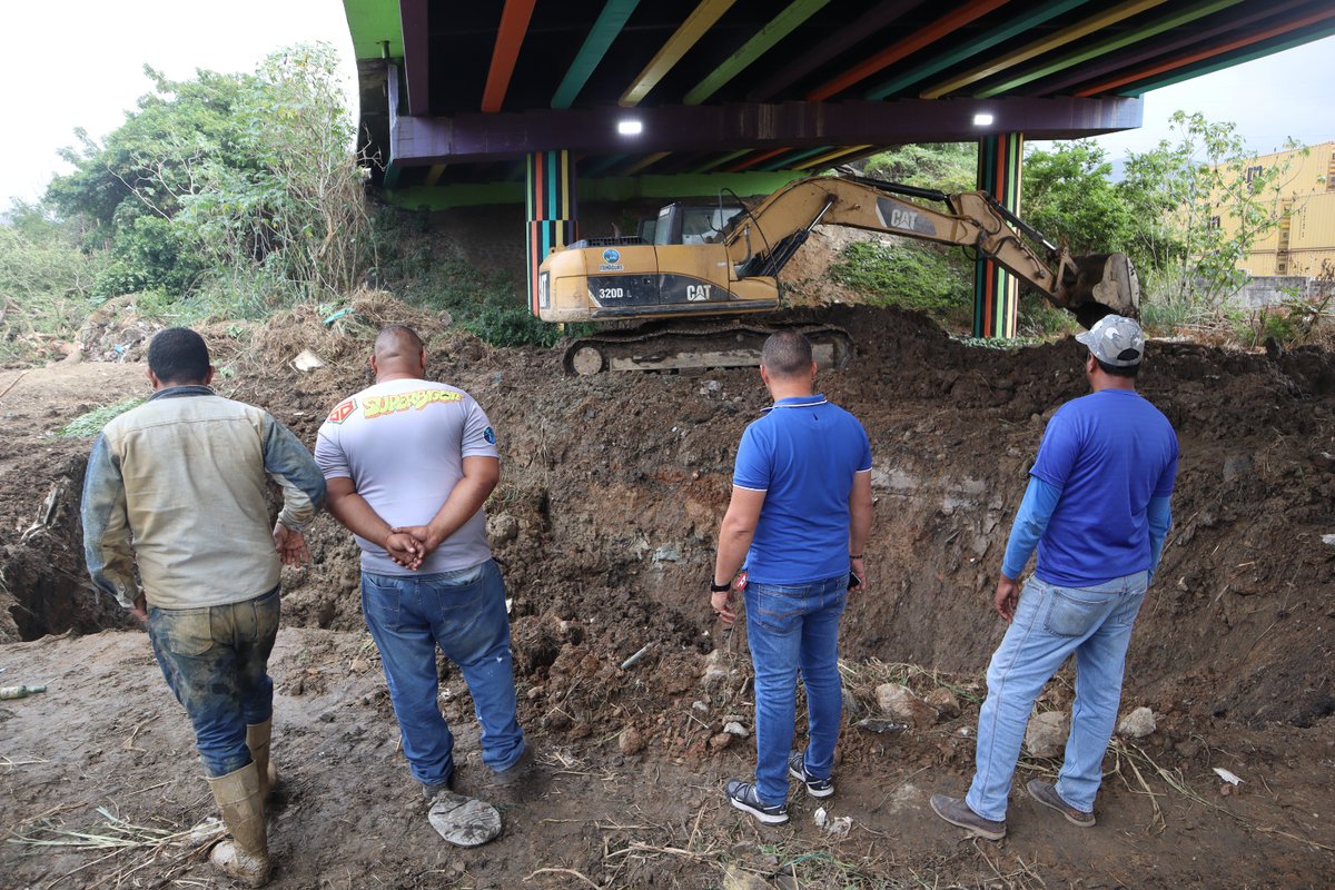 apuertocabello's tweet photo. Gracias al apoyo de la gestión municipal que lidera @JCbetancourt72 el personal de @Hidrocentro2011 comenzó la reparación de fugas existentes para garantizar el suministro de agua potable en todo el municipio, parte del plan elaborado para atender al pueblo #7TFormulaVictoriosa https://t.co/EVrazhQZ5m